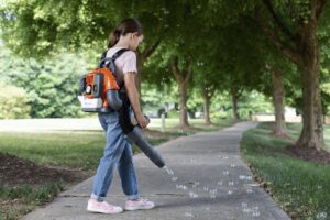 Kinder Laubbläser mit Seifenblasen